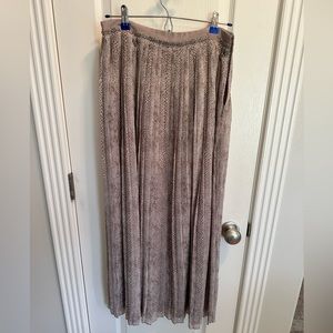 Banana Republic neutral animal print skirt, ankle length size 6